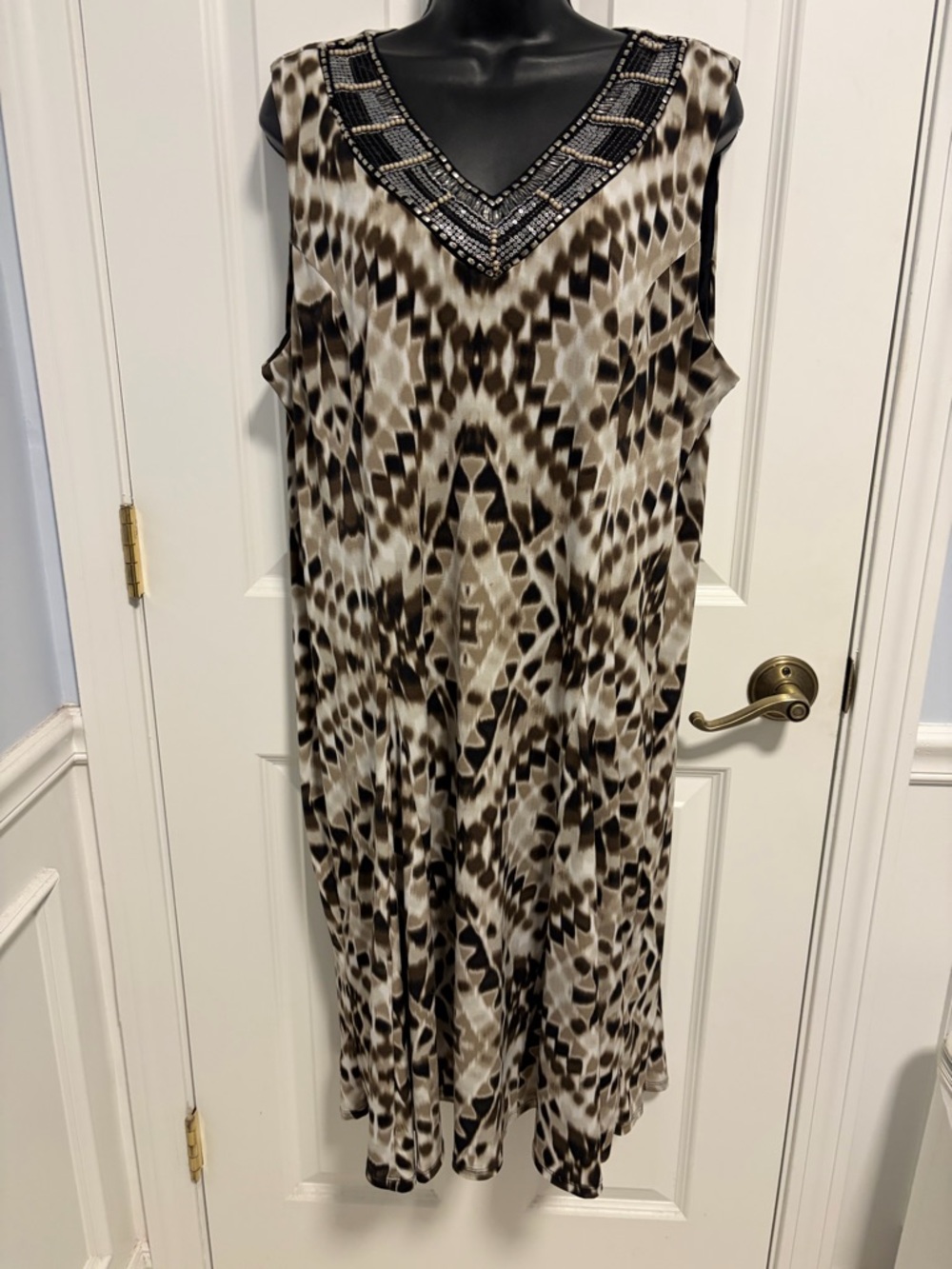 JM Collection women’s XL sleeveless midi dress. V-neck with embellishments.